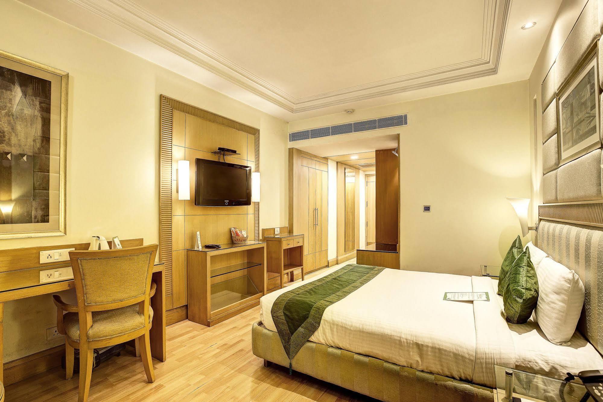 Western Court Chandīgarh Εξωτερικό φωτογραφία